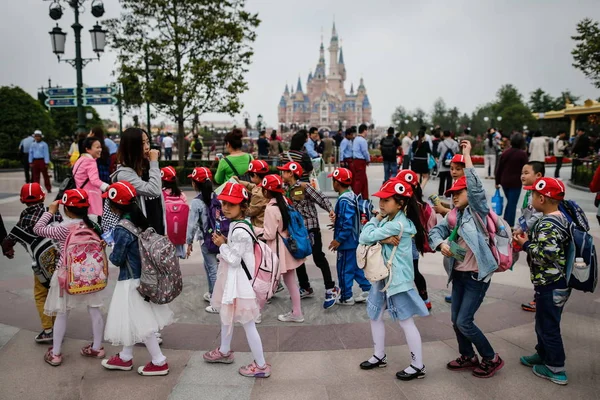 Jeunes Étudiants Chinois Visitent Disneytown Shanghai Disney Resort Pudong Shanghai — Photo