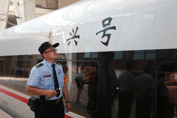 Een Personeelslid Controleert Een Fuxing Hogesnelheidstrein Beijing Shanghai High Speed — Stockfoto