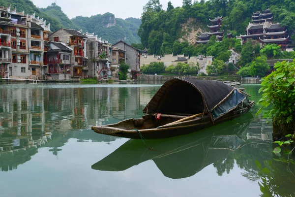 Een Boot Verankerd Wuyang Rivier Zhenyuan Oude Waterstad Qiandongnan Miao — Stockfoto