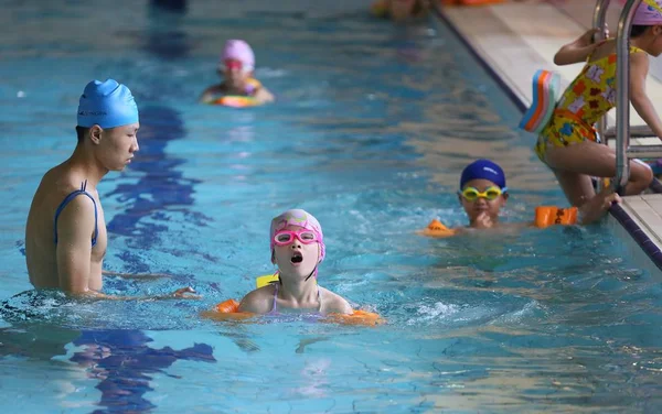 Fiatal Kínai Gyerekek Megtanulni Úszni Medencében Swimming Hall Kánikulai Nap — Stock Fotó