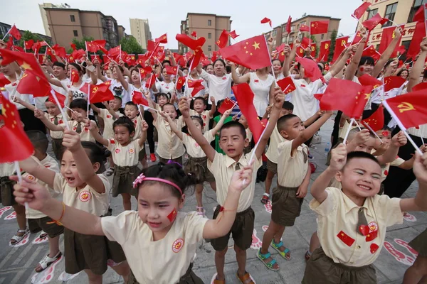 Unga Kinesiska Barn Och Lokalbefolkningen Viftar Med Flaggor Från Kina — Stockfoto