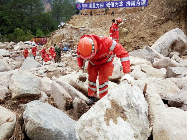 Soccorritori Cinesi Cercano Vittime Sopravvissuti Tra Detriti Della Massiccia Frana — Foto Stock