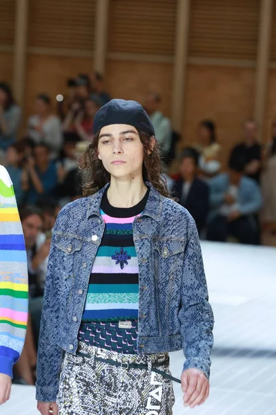 Bir Modeli Yeni Bir Yaratım Kenzo Defilede Paris Erkek Moda — Stok fotoğraf