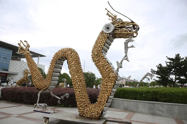 File Una Estatua Dragón Hecha Piezas Automóviles Chatarra Está Exhibición — Foto de Stock