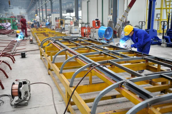Trabajadores Chinos Sueldan Partes Automóviles Eléctricos Una Planta Ciudad Suining —  Fotos de Stock