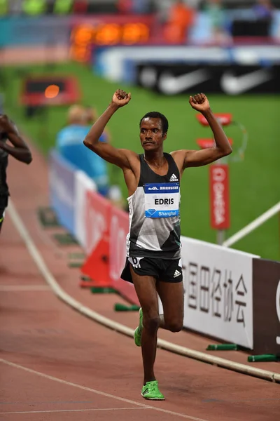 Muktar Edris Iaaf ダイヤモンドリーグ上海2016の間 中国の上海 月2016に男子の5000M で優勝した後に祝う — ストック写真