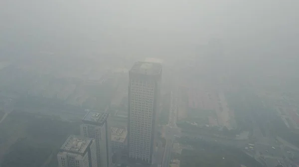 Edificios Gran Altura Rascacielos Ven Vagamente Niebla Pesada Ciudad Yangzhou — Foto de Stock