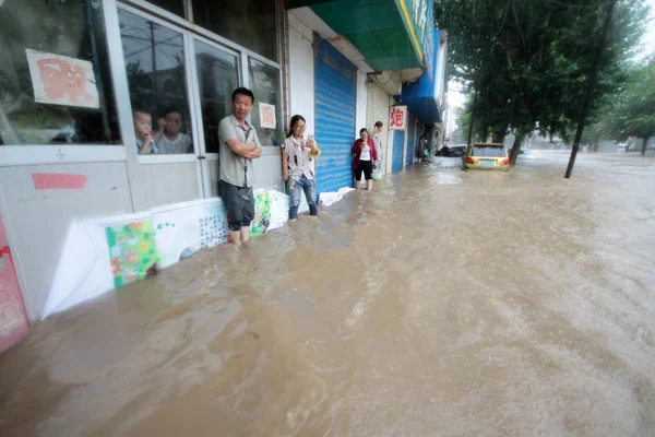 Místní Obyvatelé Ukryjí Zaplavené Silnici Způsobené Těžkým Deštěm Okrese Wanrong — Stock fotografie