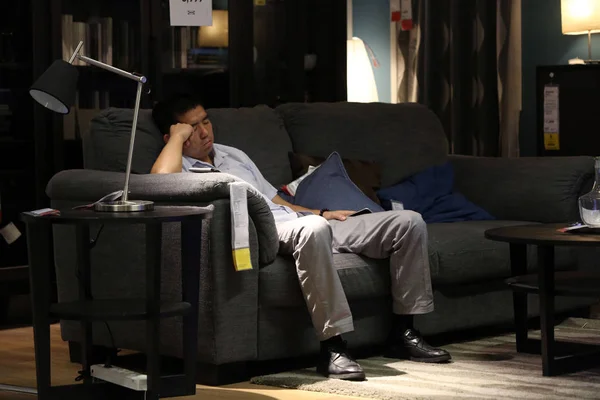 Китайский Покупатель Вздремнул Диване Мебельном Магазине Ikea Летом Шанхае Китай — стоковое фото