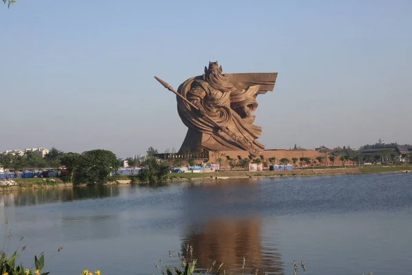 中国古代关羽将军的巨型雕像在中国中部湖北省荆州市关公文化公园展出 — 图库照片