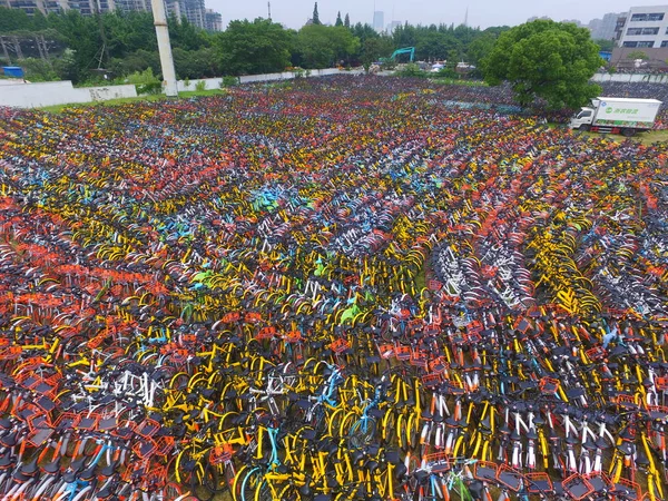 Las Bicicletas Del Servicio Intercambio Bicicletas Alinean Espacio Abierto Ciudad —  Fotos de Stock