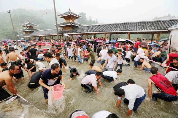 Lokale Dorfbewohner Kämpfen Während Einer Zeremonie Des Naoyu Festes Der — Stockfoto