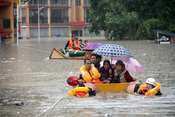 Chinese Rescuers Evacuate Local Residents Inflatable Life Boat Flooded Areas — Stock Photo, Image