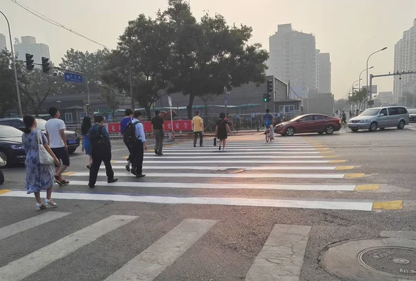 Des Piétons Marchent Sur Passage Zèbre Dans District Fengtai Pékin — Photo