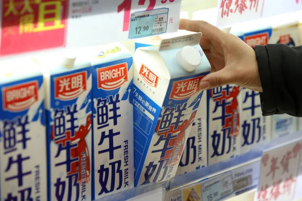 Kund Köper Kartong Med Färsk Mjölk Från Bright Dairy Ett — Stockfoto
