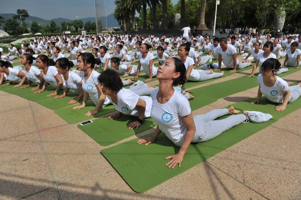 Yogis Praktizieren Yoga Bei Einer Eröffnungsveranstaltung Des China India Yoga — Stockfoto