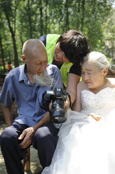 Een Chinese Vrijwilliger Toont Een Foto Haar Digitale Camera Aan — Stockfoto