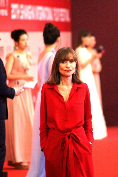 法国女演员伊莎贝尔 胡珀特出席2017年6月25日在中国上海举行的第20届上海国际电影节闭幕式的红地毯 — 图库照片