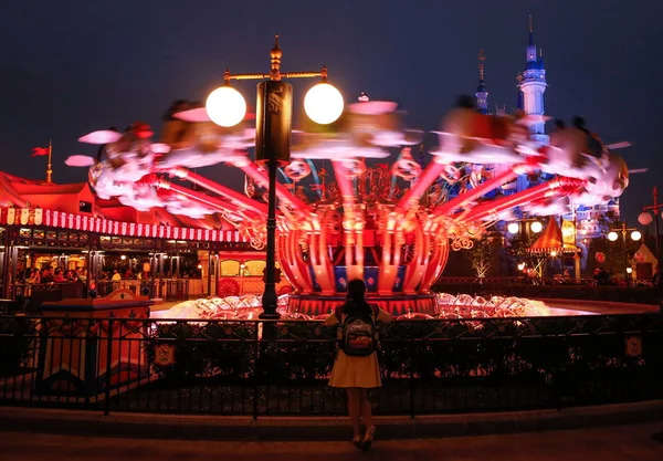 Een Bezoeker Kijkt Naar Een Pret Ritje Shanghai Disneyland Het — Stockfoto