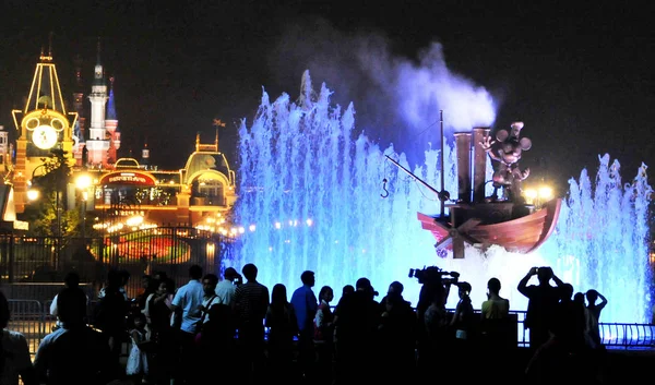 Tourists Visit Shanghai Disneyland Trial Operation Shanghai Disney Resort Nightfall — Stock Photo, Image