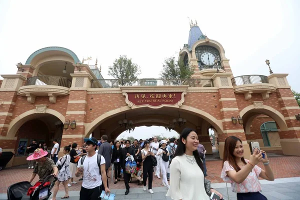 Τουρίστες Περπατούν Στην Disneyland Της Σαγκάης Στο Shanghai Disney Resort — Φωτογραφία Αρχείου