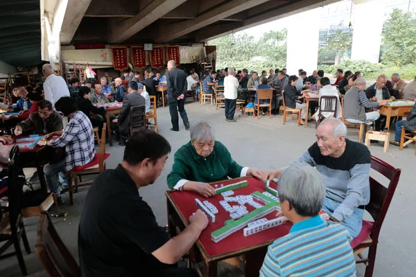 Ancianos Chinos Juegan Mahjong Bajo Una Carretera Elevada Shanghai China — Foto de Stock