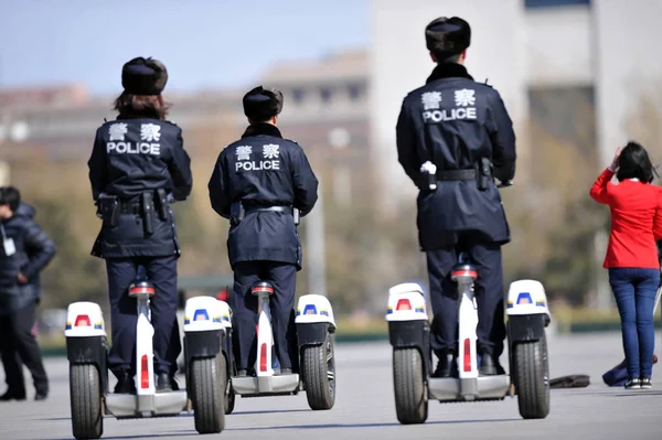 Gli Agenti Polizia Cinesi Guidano Scooter Elettrici Auto Bilancianti Pattugliare — Foto Stock