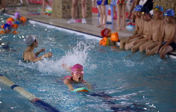 Crianças Chinesas Aprendem Nadar Piscina Salão Natação Escaldador Durante Férias — Fotografia de Stock
