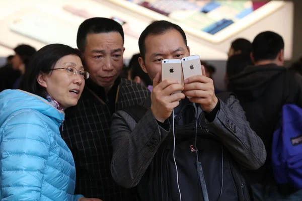 Chinesische Kunden Betrachten Iphone Smartphones Einem Apple Store Shanghai China — Stockfoto