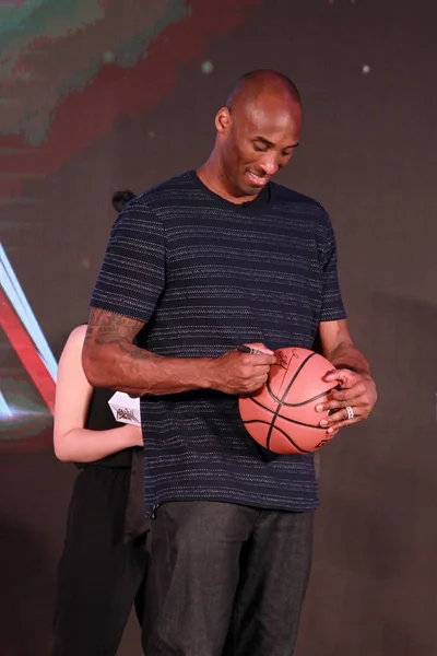 Retired Nba Star Kobe Bryant Signs Autograph Basketball Press Conference — Stock Photo, Image