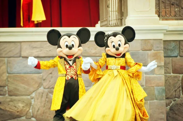 Animadores Vestidos Con Trajes Mickey Mouse Minnie Mouse Actúan Shanghai —  Fotos de Stock