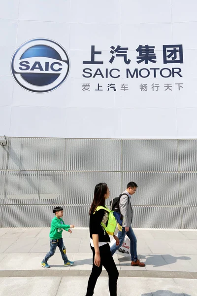 Ziyaretçi Bir Reklam Saic Motor Sırasında Shanghai Uluslararası Otomobil Sanayi — Stok fotoğraf