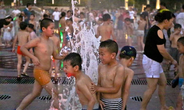 Crianças Chinesas Brincam Com Água Uma Fonte Para Refrescar Dia — Fotografia de Stock