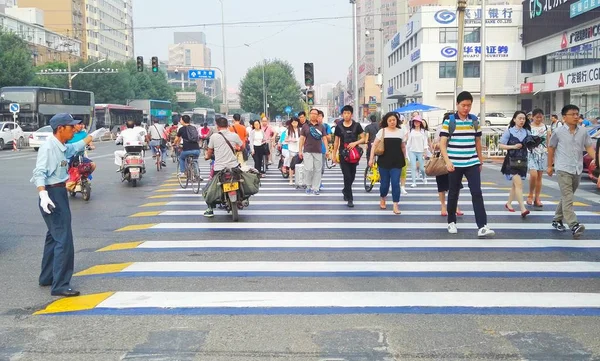 歩行者は 中国の風台地区で3Dシマウマ交差点を歩く 2017年6月27日 — ストック写真