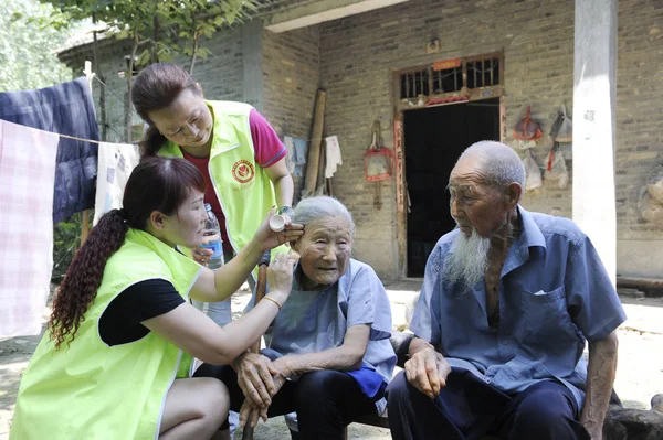 Čínští Dobrovolníci Pomáhají 103 Letý Villager Song Liši Druhý Vpravo — Stock fotografie