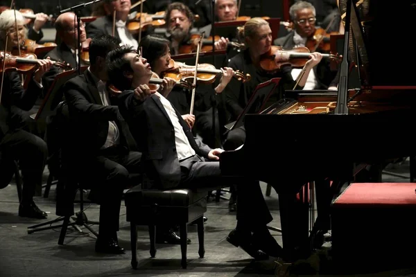 中国のピアニストラングラング フロント マカオでのコンサートでフィラデルフィア管弦楽団のメンバーと演奏 月2016 — ストック写真