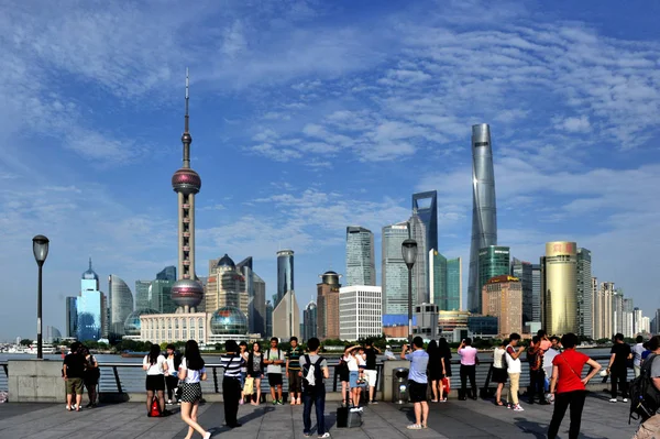 Toeristen Bezoeken Bund Een Regenbui Met Skyline Van Pudong Van — Stockfoto
