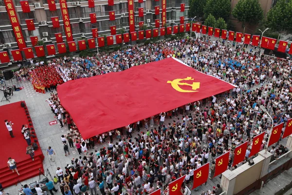 Local Chinese Residents Pass Giant Flag Communist Party China Cpc — Stock Photo, Image