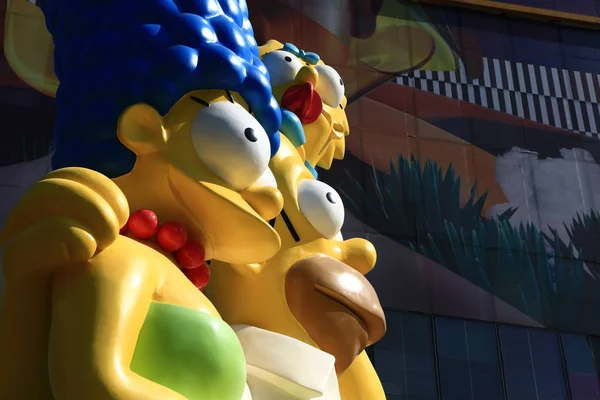Модели Симпсонов Выставлены Перед Магазином Симпсонов Торговом Центре Taikoo Sanlitun — стоковое фото