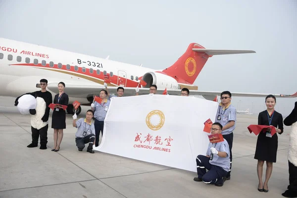 Funcionários Chineses Aeromoças Posam Frente Jato Regional Comac Arj21 Sichuan — Fotografia de Stock