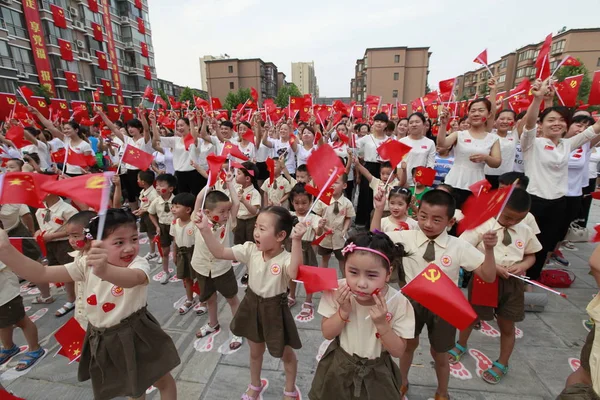 Νεαρά Παιδιά Από Την Κίνα Και Ντόπιοι Κυματίζουν Σημαίες Της — Φωτογραφία Αρχείου