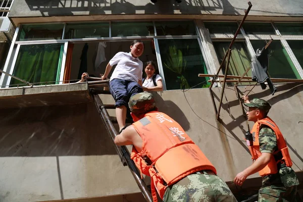 Los Rescatistas Chinos Evacuan Los Residentes Locales Las Zonas Inundadas — Foto de Stock