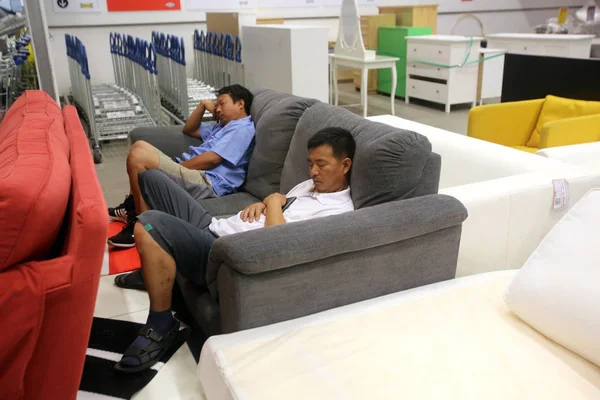 Los Compradores Chinos Duermen Siesta Sofá Una Tienda Muebles Ikea —  Fotos de Stock