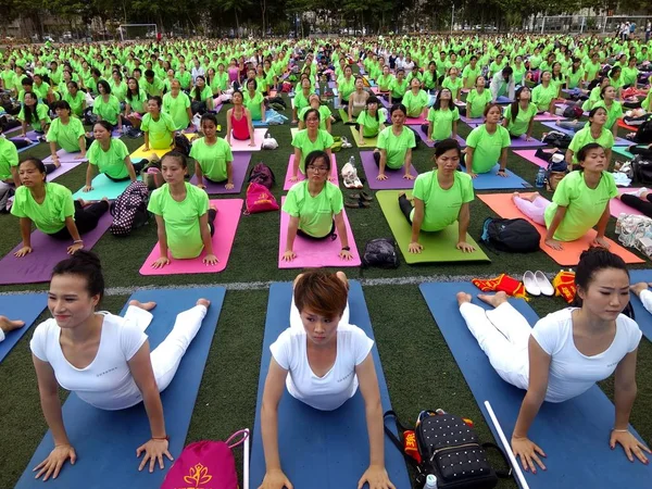 Teilnehmer Praktizieren Yoga Während Einer Veranstaltung Zur Feier Des Bevorstehenden — Stockfoto