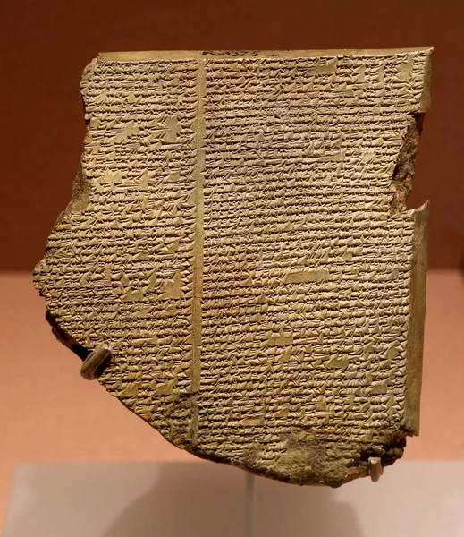 Visitante Olha Para Tábua Inundação Com Fragmento Épica Gilgamesh Relato — Fotografia de Stock