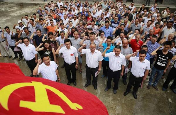 中国大陆 人民图书馆 士兵在中国共产党的国旗前宣誓庆祝中国共产党成立 5周年 — 图库照片