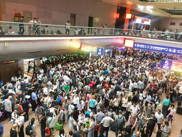 Una Multitud Pasajeros Esperan Estación Tren Oeste Beijing Mientras Los — Foto de Stock