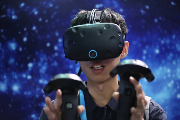 Een Bezoeker Probeert Uit Een Virtual Reality Apparaat Van Htc — Stockfoto