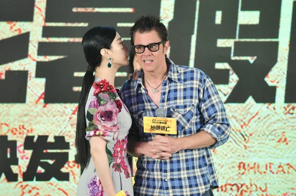 Actriz China Fan Bingbing Izquierda Actor Estadounidense Johnny Knoxville Asisten — Foto de Stock