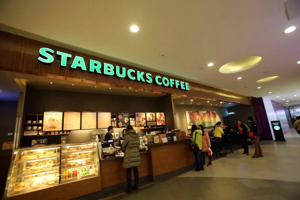 Vásárlók Vásárolni Kávét Egy Kávézóban Starbucks Coffee Sanghajban Kína Január — Stock Fotó